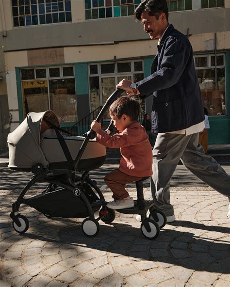 Bambino su pedana agganciata a un passeggino
