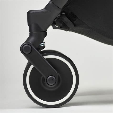 Dettaglio ruote anteriori e posteriori del passeggino Mya