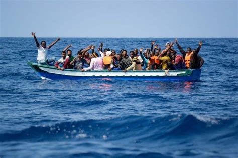 Barcone in mare con migranti