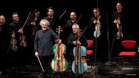 Orchestra che suona strumenti fatti con legno di barconi