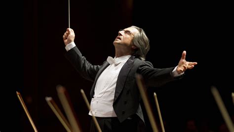 Riccardo Muti dirige un'orchestra all'aperto