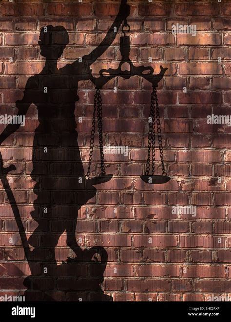 Bilancia giustizia e cella di prigione