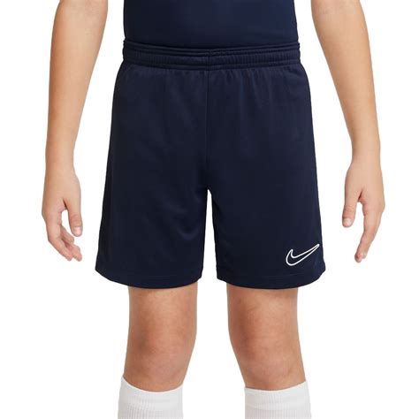Bambino che indossa pantaloncini da basket blu con dettagli bianchi
