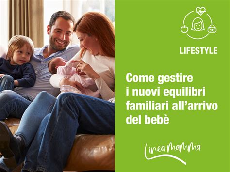 Famiglia felice con neonato, che simboleggia i nuovi equilibri familiari