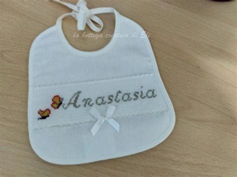 Bavaglino ricamato con il nome del bambino