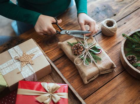 Pacchetto regalo con fiocco e biglietto personalizzato