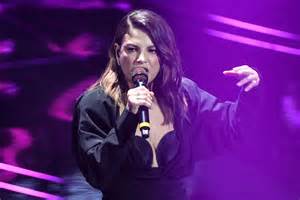 Emma Marrone con un microfono sul palco