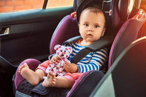 bambino comodamente seduto in un seggiolino i-Size con poggiatesta regolato correttamente