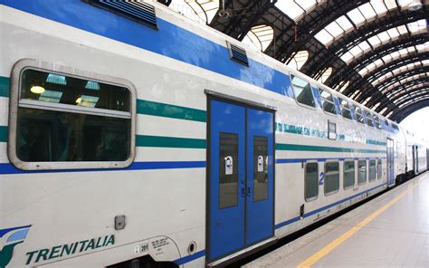 Immagine stilizzata di un treno con passeggeri che guardano fuori dai finestrini, con un paesaggio di riflessione storica sullo sfondo