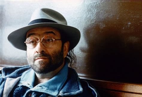 Lucio Dalla sorridente durante un'esibizione