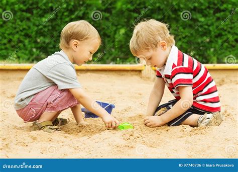 Bambini che giocano in una grande sabbiera all'aperto