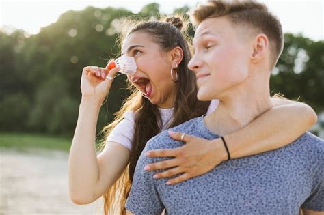 Coppia di amici che scherzano
