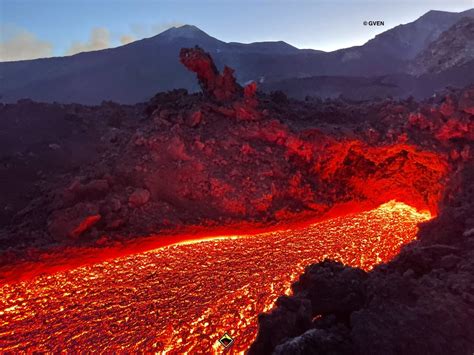 Eruzione effusiva con colate di lava