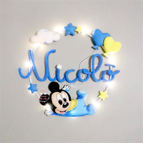 Primo piano di un fiocco nascita Topolino che mostra la qualità della manifattura