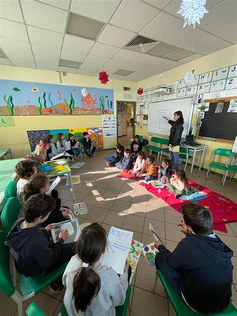 Rappresentazione artistica del contrasto tra infanzia e maturità