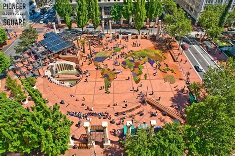 Pioneer Courthouse Square, Portland con l'iconico cartello