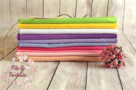 set di feltro e pannolenci di vari colori e spessori disposti in modo ordinato su un piano di lavoro