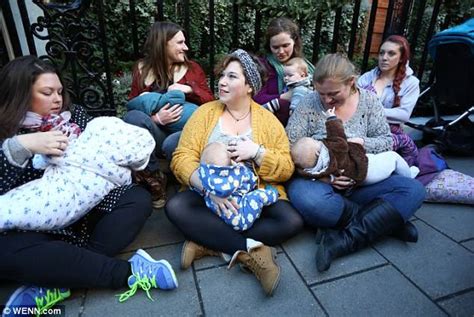 Donne che allattano in un gruppo di supporto