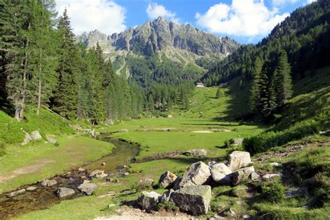 Veduta panoramica di Telve con le montagne del Lagorai sullo sfondo