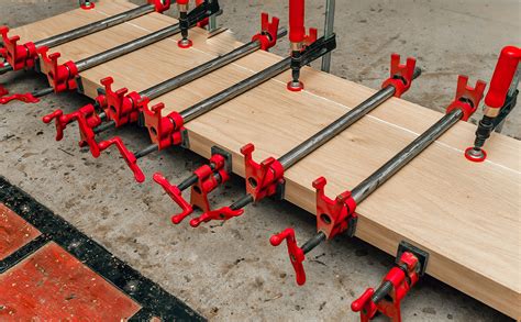 Schema illustrativo che mostra i diversi tipi di attacco per giostrine: a morsetto per lettino in legno e a clip per passeggino