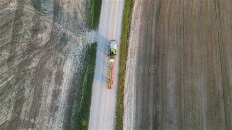 Vista aerea di un campo agricolo ben coltivato