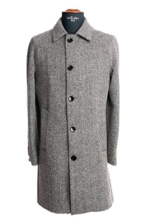 moodboard invernale con un cappotto di lana, calze coprenti, abito nero e stivaletti in pelle