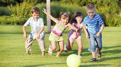 Bambini che giocano in un ambiente educativo sereno