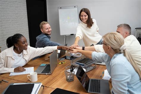 Educatrici che collaborano in un team