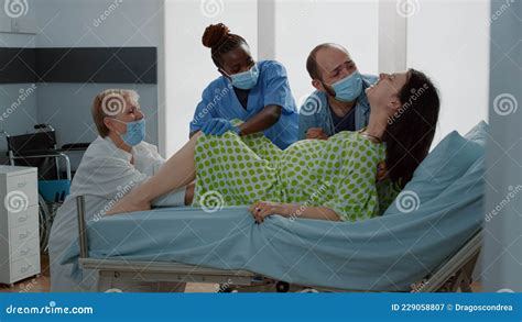 Ostetrica che assiste una partoriente