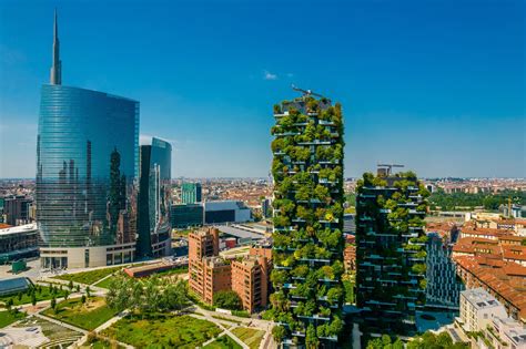 rappresentazione concettuale di una città moderna dove si intrecciano i temi della sicurezza urbana e del rispetto per gli animali