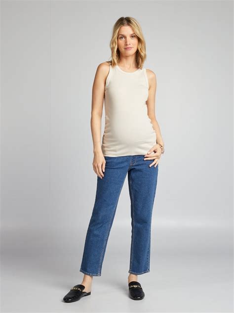 Donna incinta con jeans premaman e top alla moda
