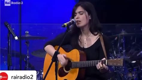 Erica Mou sul palco con la chitarra