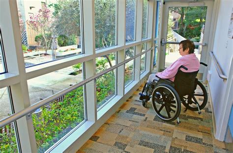 Ragazza in sedia a rotelle che guarda una confezione di pillole