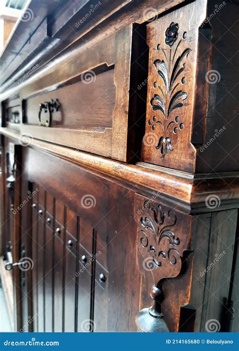 Vecchia incisione sulla credenza dell'impressione materna
