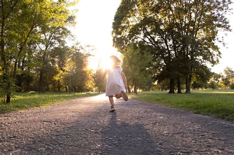 Bambina che corre in un parco indossando un outfit comodo della linea Hello Kitty