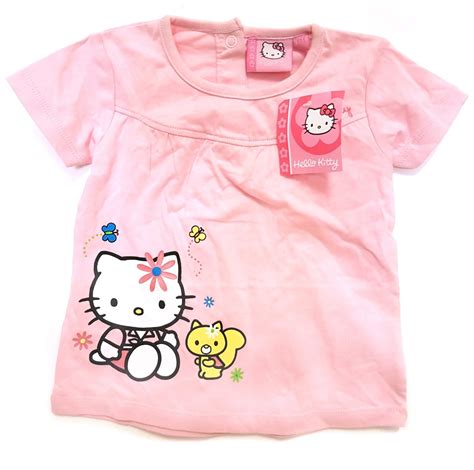 Collage di diversi stili di abbigliamento Hello Kitty attraverso i decenni