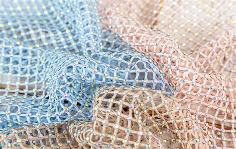 Texture dei tessuti: Lycra, rete e microrete, evidenziando le differenze di trama e trasparenza