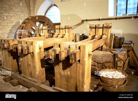 Antico torchio per la fabbricazione della carta