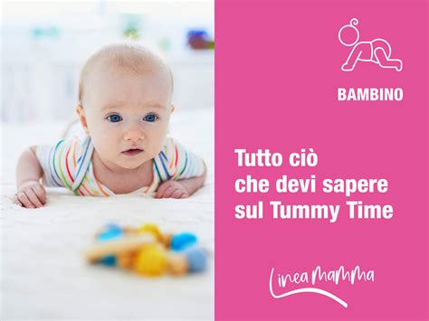 Bambino impegnato nel tummy time sul fasciatoio
