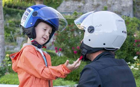 Bambino con casco ben allacciato