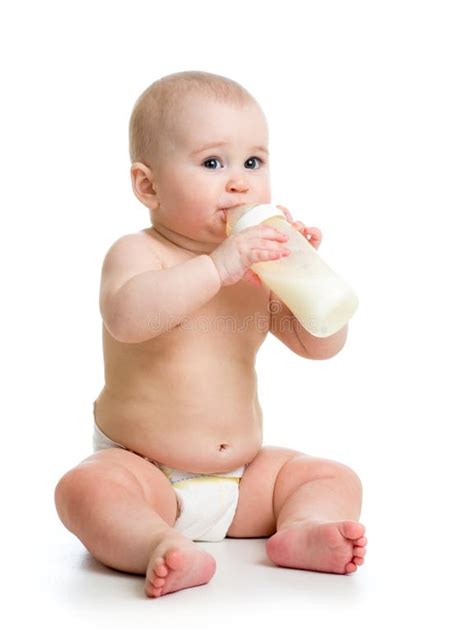 Bambino con un biberon e pannolino