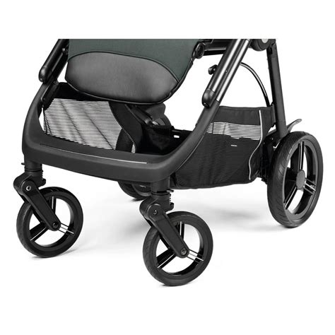 Dettaglio delle ruote catarifrangenti del passeggino Peg Perego Veloce