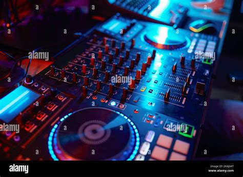 Un DJ al lavoro su piatti da mixer