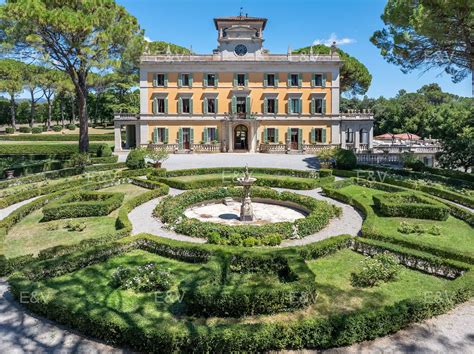 Una villa storica a San Materno con giardino
