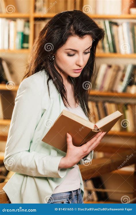 donna incinta che legge un libro in un caffè