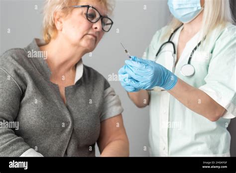 infermiera che somministra una vaccinazione a una donna incinta