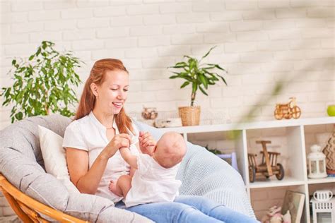 donna con neonato che fa esercizi di recupero post-parto