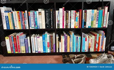 Scaffale pieno di libri usati di medicina con etichette di prezzo