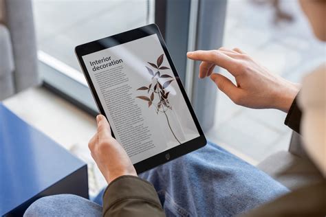 Persona che legge una rivista online su un tablet, simbolo di aggiornamento continuo