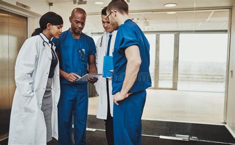 Un gruppo di medici che discutono